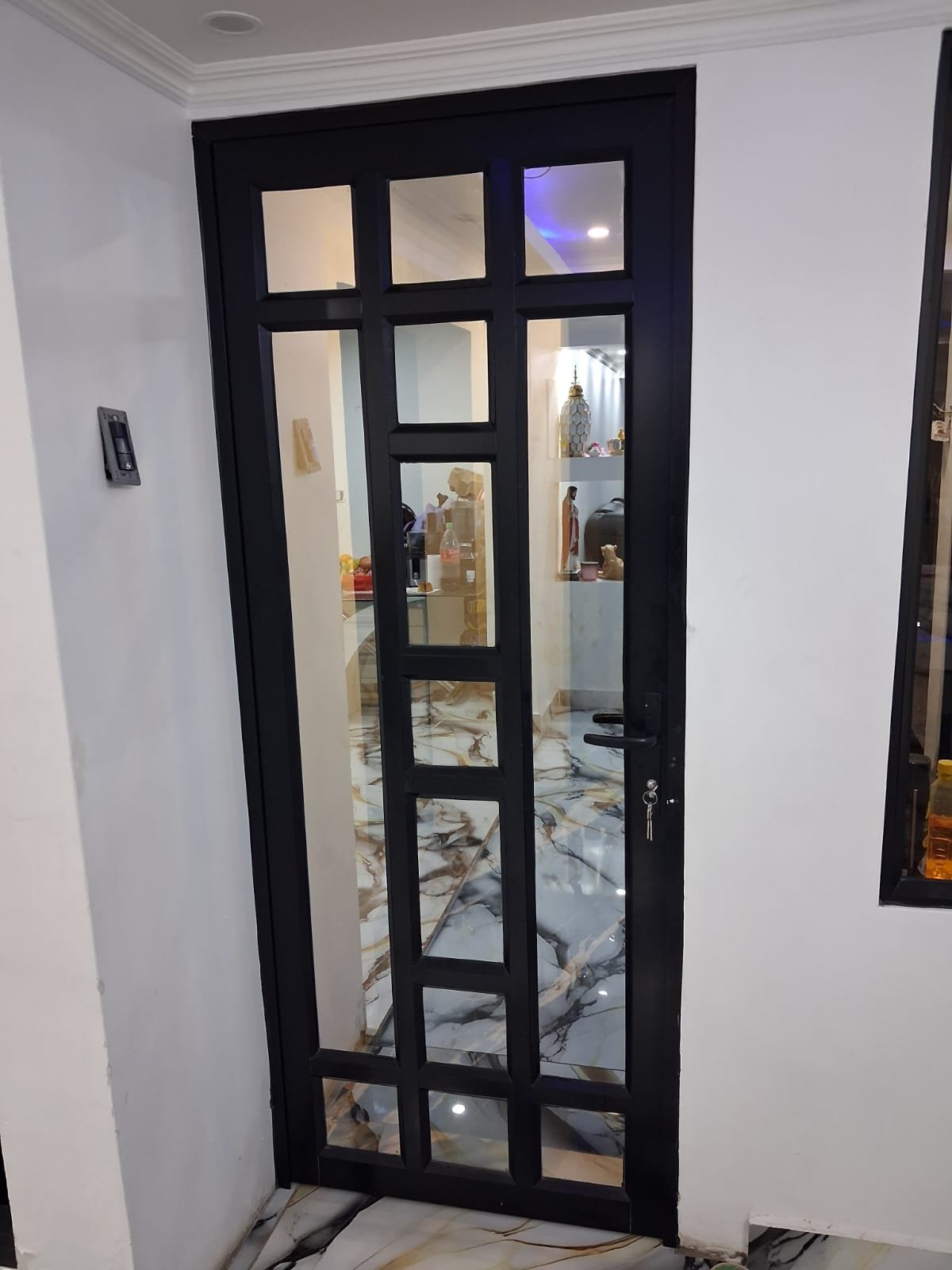 Puerta interior de diseño geométrico