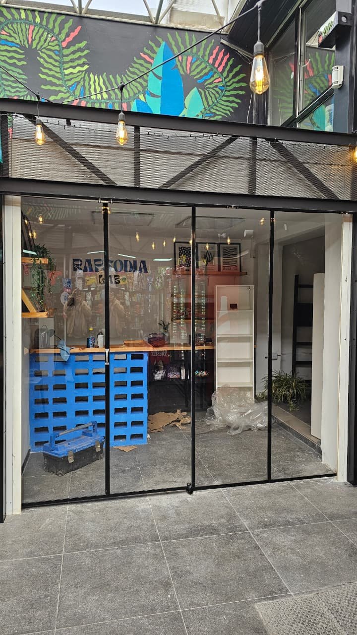 Cerramiento comercial de fierro y vidrio